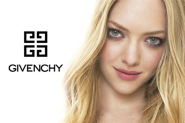 Amanda Seyfried est la nouvelle égérie des Parfums Givenchy